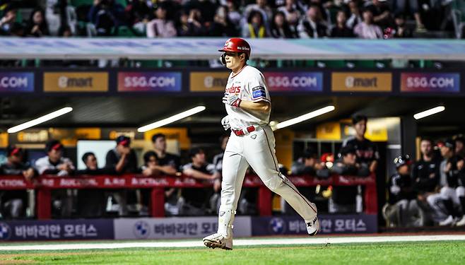 1일 인천 SSG랜더스필드서 열린 2026 신한 SOL KBO리그 정규시즌 SSG 랜더스와 LG 트윈스의 경기서 KBO리그 역대 18번째 개인 통산 300홈런을 기록한 SSG 김재환이 홈으로 들어오고 있다. 사진=SSG 랜더스