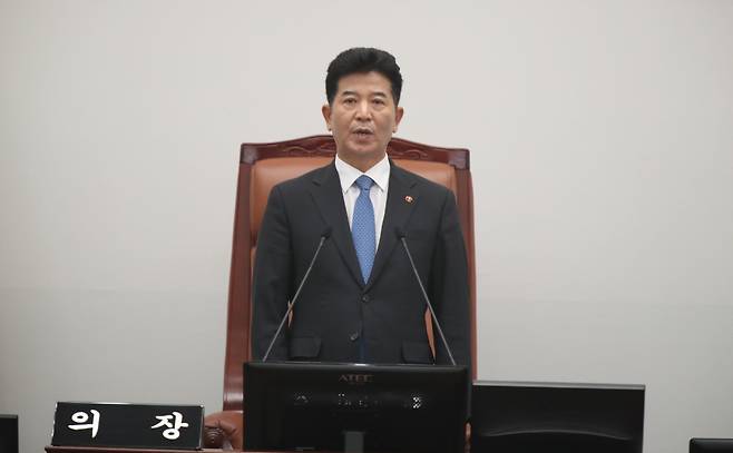 송영훈 제주도의회 의장(더불어민주당.남원읍)이 2일 본회의장에서 455회 임시회 개회사를 하고 있다.
