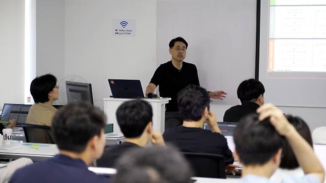 이경일 솔트룩스 대표가 서울 송파구 본사에서 열린 '솔트룩스 온톨로지 부트캠프'에서 생성형 AI와 에이전틱 AI, 뉴로심볼릭 AI, 온톨로지의 역할 등을 설명하고 있다. /제공=솔트룩스