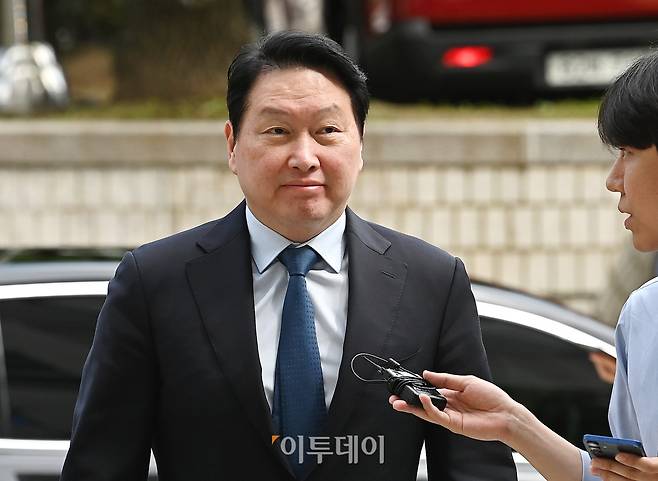 최태원 SK그룹 회장이 26일 서울 서초구 서울고등법원에서 열린 재산분할 파기환송심 2차 변론기일에 출석하고 있다. 사진공동취재단