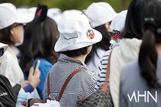 박성현 팬클럽 남달라 회원들이 경기를 지켜보고 있다.