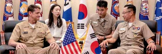 강정호 해군 교육사령관(오른쪽)과 그레고리 허프만 미 해군 교육사령관이 지난 9월 협력회의를 하고 있다. 두 사람 뒤에서 이재용 삼성전자 회장의 장남인 이지호 해군 소위(오른쪽에서 두 번째)가 통역을 하고 있다. 〈사진=해군 제공〉