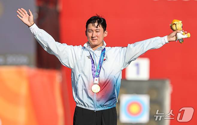 대한민국 김종호가 1일 일본 오카자키 중앙종합공원 다목적광장에서 열린 2026 아이치·나고야 아시안게임 양궁 컴파운드 남자 개인전 시상식에서 금메달을 목에 걸고 기뻐하고 있다. 2026.10.1 ⓒ 뉴스1 김도우 기자