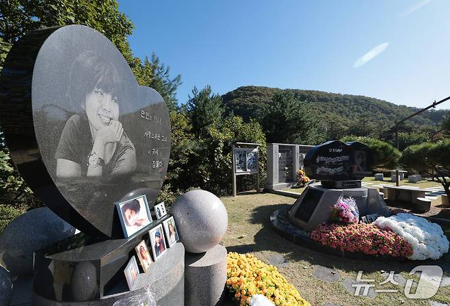 故 최진실 18주기인 2일 경기도 양평군 갑산공원에 마련된 그의 묘역에는 고인을 그리는 이들의 마음을 담은 꽃들이 놓여져 있다. 옆에는 동생 최진영이 잠들어 있다. ⓒ 뉴스1 권현진 기자