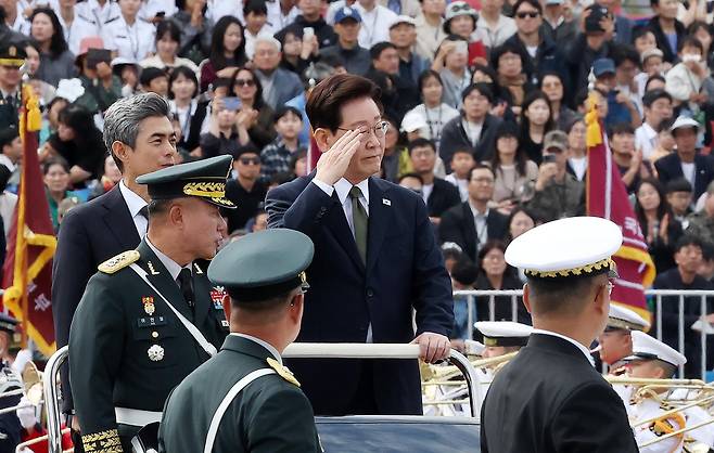 이재명 대통령이 1일 충남 계룡대 활주로에서 열린 국군의 날 기념식에서 열병차량에 탑승해 사열을 하고 있다. 이날 이 대통령은 비무장지대(DMZ) 지뢰 폭발과 관련해 북한의 책임을 거론하지 않은 채 “우리 정부는 남북 간 군사적 긴장을 낮추기 위한 실질적인 조치를 일관되게 이어 나가겠다”고 했다. /뉴시스