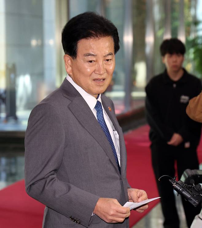 정동영 통일부 장관이 2일 서울 종로구 정부서울청사에 출근하며 발언하고 있다. 정동영 장관은 “비무장 지대 지뢰폭발 사고로 국군장병들이 피해를 입은 것에 대해 북한이 사과해야 한다는 입장이며, 대북 확성기 방송 재개는 안된다”고 말했다. 2026.10.2 뉴스1