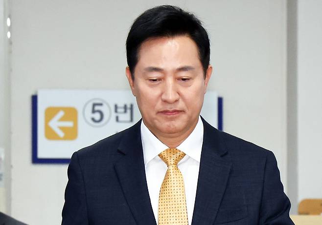 명태균 여론조사비 대납 의혹을 받는 오세훈 서울시장이 2일 오후 서울 서초구 고등법원에서 열린 정치자금법 위반 혐의 항소심 결심 공판에 출석하고 있다. 뉴스1