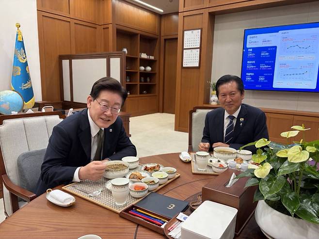 이재명 대통령이 1일 청와대에서 더불어민주당 정청래 전 대표와 만찬을 하고 있다. 연합뉴스