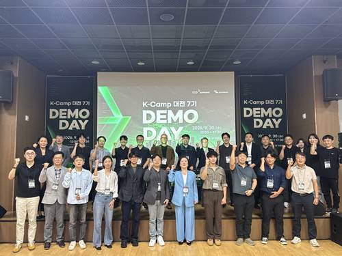 ‘K-Camp 대전 7기 데모데이’ 참가자들이 행사를 마친 뒤 단체 기념촬영을 하고 있다. <제공=로우파트너스>