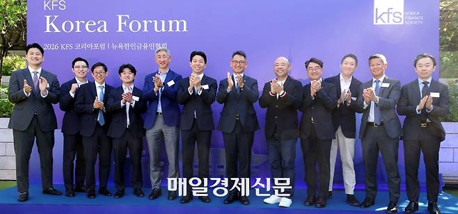 한인금융인협회(KFS)가 1일 서울 신라호텔에서 ‘2026 KFS 코리아포럼’을 개최했다. 샌더 허 찰스뱅크캐피털파트너스 크레디트 부문 대표, 마크 김 KFS 회장, 허장 재정경제부 2차관, 손태장 미슬토 창업자(왼쪽 다섯째부터) 등이 기념촬영을 하고 있다. 김재훈 기자