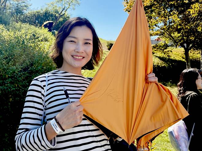 한 갤러리가 함정우에게 받은 사인이 담긴 우산을 펼쳐 보이고 있다. 김리원 기자