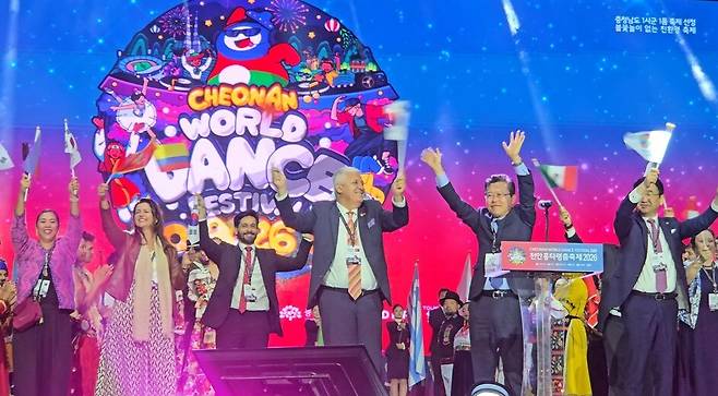 1일 천안종합운동장 주무대에서 열린 '천안흥타령춤축제 2026' 개막식에서 장기수 천안시장이 개막선언을 한 뒤 인사를 하고있다. ⓒ시사저널 박인옥