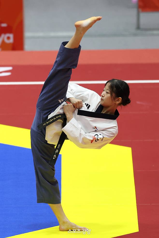 정하은이 1일 일본 아이치현 도요하시 체육관에서 열린 2026 아이치·나고야 아시안게임 태권도 여자 개인 품새 준결승에서 절도있는 연기를 펼치고 있다. 2026.10.1. 도요하시|강윤중 선임기자