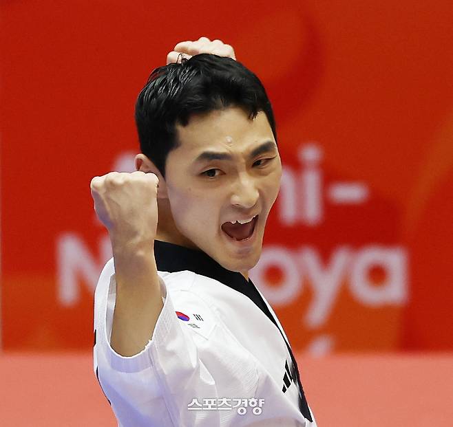 윤규성이 1일 일본 아이치현 도요하시 체육관에서 열린 2026 아이치·나고야 아시안게임 태권도 남자 개인 품새 준결승에서 절도있는 연기를 펼치고 있다. 2026.10.1. 도요하시|강윤중 선임기자