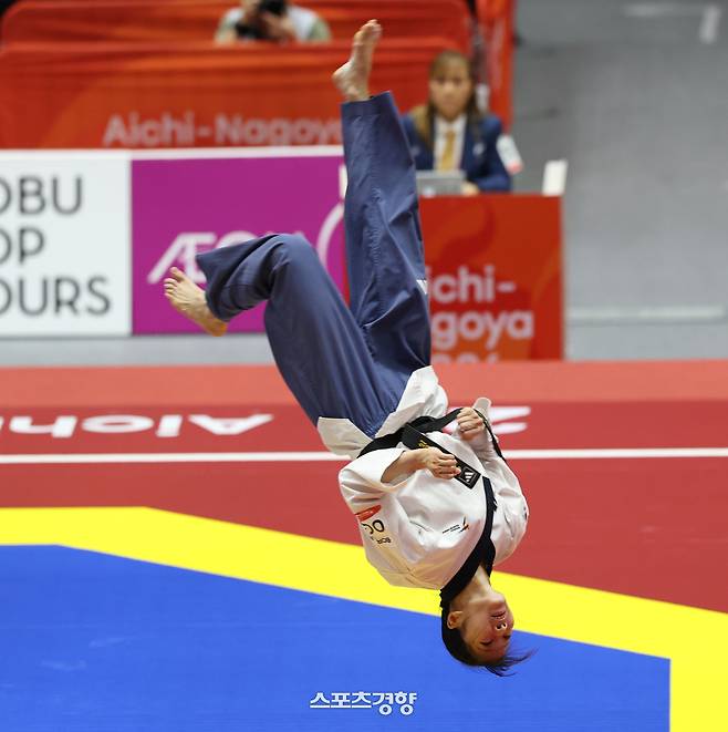 정하은이 1일 일본 아이치현 도요하시 체육관에서 열린 2026 아이치·나고야 아시안게임 태권도 여자 개인 품새 준결승에서 절도있는 연기를 펼치고 있다. 2026.10.1. 도요하시|강윤중 선임기자