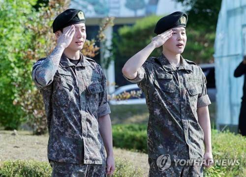'전역을 명 받았습니다' BTS 지민·정국 제대 (연천=연합뉴스) 김병만 기자 = 육군 병장으로 만기 전역한 BTS 지민과 정국이 11일 경기 연천군 연천공설운동장에서 열린 기념행사에서 팬들에게 거수경례로 전역 인사하고 있다. 2025.6.11
kimb01@yna.co.kr