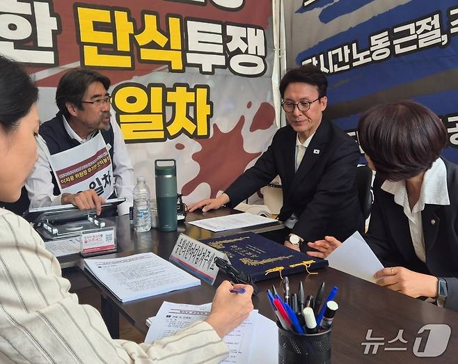 김민석 더불어민주당 대표가 3일 오후 서울 여의도 국회 정문 앞에서 단식 농성 중인 이지웅 전국공공산업노동조합연맹 위원장을 만나고 있다. 2026.10.3 ⓒ 뉴스1 남해인 기자