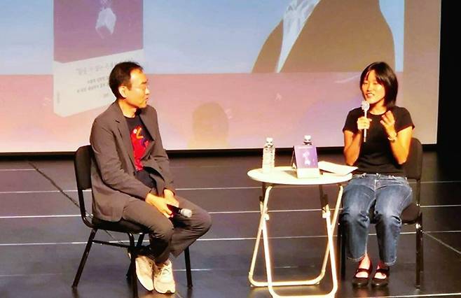 ▲서울대 출신 스탠드업 코미디언이자 작가인 원소윤과 대담 중인 김영민 교수.