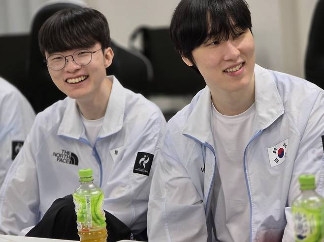 e스포츠 ‘리그 오브 레전드(LoL)’ 대표팀이 2일(현지시간) 아이치현 도코나메 아이치 스카이 엑스포에서 열린 2026 아이치·나고야 아시안게임 결승전에서 대만을 꺾고 금메달을 땄다. 공식 일정을 마친 뒤 e스포츠 대표팀 베이스캠프에서 인터뷰에 응한 선수들. 공동취재단