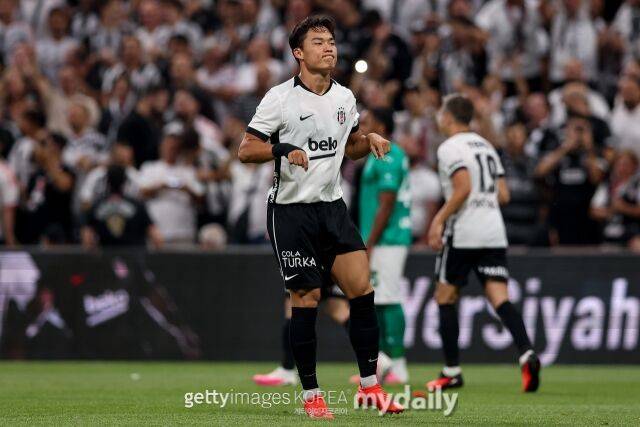 오현규가 지난달 20일 베식타스 파크에서 열린 2026-27시즌 유럽축구연맹(UEFA) 유로파리그(UEL) 플레이오프 경기에서 득점 후 세레머니를 하고 있다./게티이미지코리아