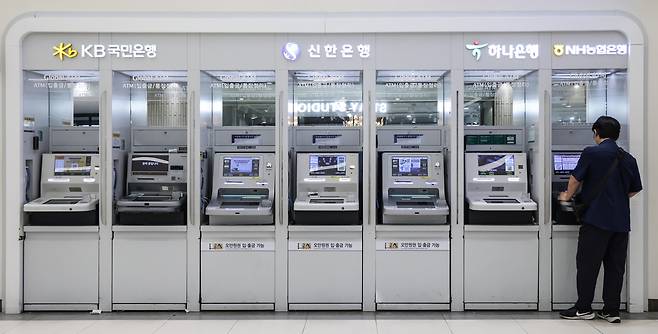서울 시내의 시중은행들이 모여있는 ATM기기의 모습. 윤창빈 기자