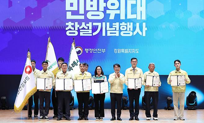 지난 9월22일 강원 춘천시 강원대에서 열린 ‘제51주년 민방위대 창설 기념행사’에서 김광용 행정안전부 재난안전관리본부장(앞줄 오른쪽에서 네 번째)과 유공자들이 기념 촬영을 하고 있다. 행안부 제공