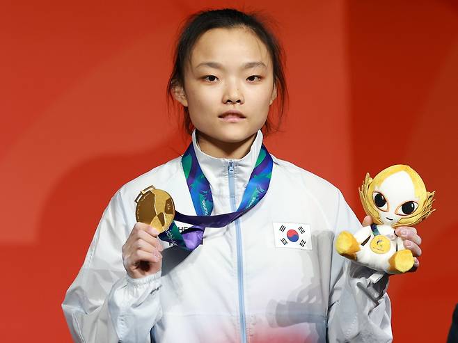 서채현이 3일 일본 아이치현 나고야시 국제전시장에서 열린 2026 아이치·나고야 아시안게임 스포츠클라이밍 리드 시상식에서 금메달을 들고 포즈를 취하고 있다. 나고야=연합뉴스