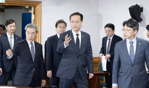 이찬진 (왼쪽부터) 금융감독원장, 신현송 한국은행 총재, 이억원 금융위원장, 이형일 부총리 겸 재정경제부 장관, 홍지선 국토교통부 장관이 2일 서울 중구 은행회관에서 열린 시장상황점검회의를 위해 입장하고 있다. 김정훈 기자