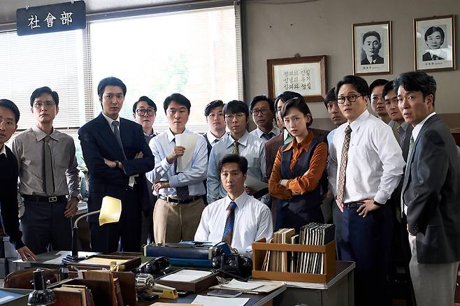 영화 〈암살자(들)〉에 등장하는 〈동성일보〉 기자들.