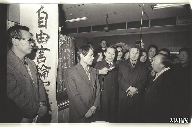 〈동아일보〉 김상만 사장(맨 오른쪽)이 기자들의 농성 현장을 찾았다. 〈동아일보〉사는 1975년 3월17일 기자 등 113명을 강제 해직했다. ⓒ김순경