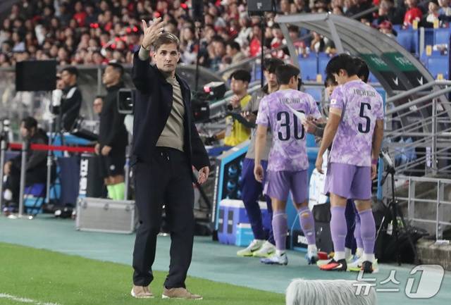 작전 지시하는 로베르트 모레노 감독(왼쪽). /사진=뉴스1 제공