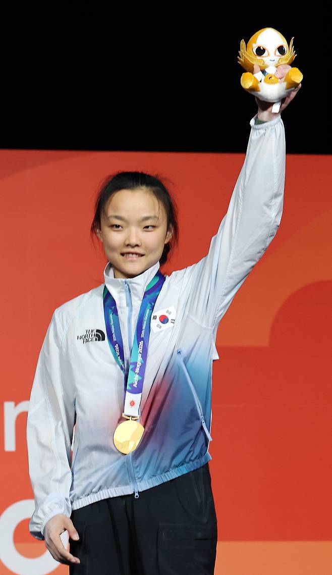 한국 스포츠클라이밍의 간판 서채현(23)이 3일 일본 아이치현 포트 메세 나고야 전시관에서 열린 2026 아이치·나고야 아시안게임 여자 리드 결승에서 금메달을 차지했다. 사진 연합뉴스