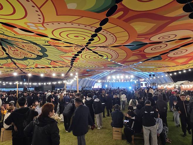 축제기간에 무대에서는 매일 저녁 공연이 펼처진다. 사진=이상문 기자