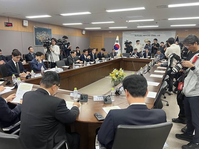 4일 금융위원회가 금융감독원과 금융권 주요 관계자들과 긴급회의를 열고 있다. 사진=이진실 기자