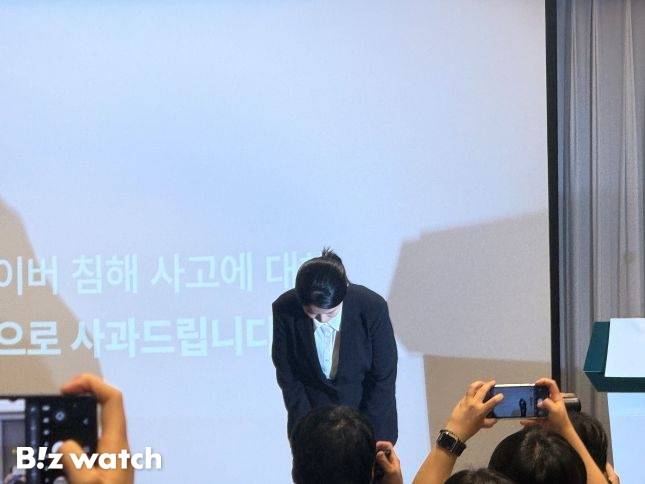 최주희 티빙 대표이사는 지난달 3일 서울 종로구 광화문 코리아나 호텔에서 열린 사이버 침해사고 관련 설명회에 참석해 고개 숙여 사과했다./사진=왕보경 기자 @king