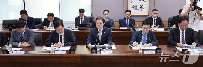 이억원 금융위원장이 4일 오후 서울 종로구 정부서울청사에서 열린 금융권 침해사고 관련 긴급 점검회의에서 모두 발언을 하고 있다. 2026.10.4 ⓒ 뉴스1 박지혜 기자