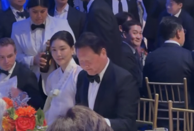 지난달 28일(현지시간) 미국 뉴욕에서 열린 코리아소사이어티 '2026 Annual Gala'에 참석한 최태원 SK그룹 회장과 김희영 티앤씨재단 이사. 유튜브 캡처