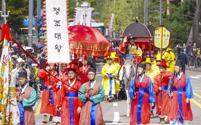 4일 수원특례시 장안구 노송지대에서 열린 '2026 정조대왕 능행차 공동재현' 행사에서 능행차 행렬이 화성행궁으로 향하고 있다. 홍기웅기자