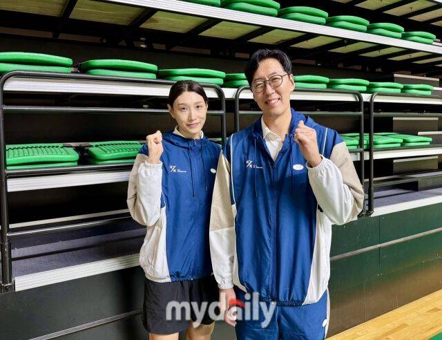 김연경과 윤봉우가 3일 안산 상록수김연경체육관에서 열린 2026 KYK 고교배구 클리닉을 마친 뒤 나란히 사진 촬영에 임하고 있다./마이데일리