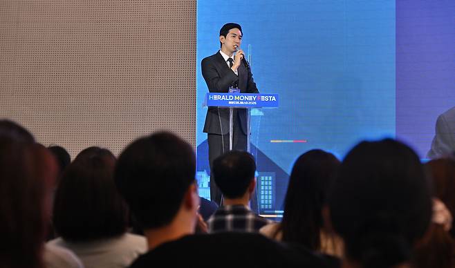 김제경 투미부동산컨설팅 소장이 3일 서울 중구 동대문디자인플라자에서 열린 헤럴드 머니페스타 2026에서 ‘‘서울 내 집’ OO 알아야 갖는다’를 주제로 강연을 하고 있다. 올해로 3회째를 맞이한 ‘헤럴드머니페스타 2026’의 주제는 ‘머니 리밸런싱(Money Rebalancing·다시 맞추는 자산의 무게)’이다. 이번 행사에서는 국내 최고 전문가들이 투자 초심자부터 재테크 고수까지 다양한 계층을 대상으로 주식·부동산·금융상품·절세·가상자산을 총망라하는 재테크 정보를 제공한다. 임세준 기자