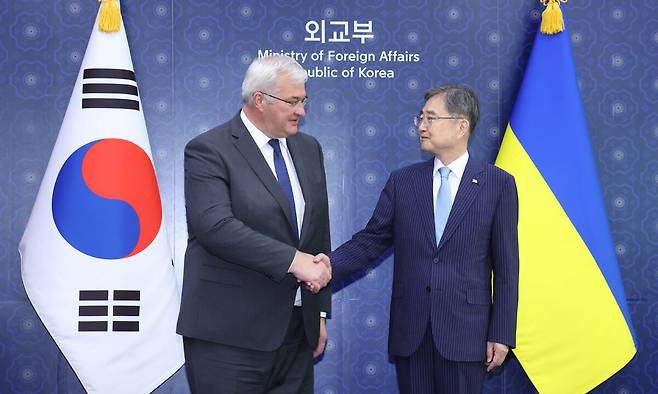 조현 외교부 장관(오른쪽)과 안드리 시비하 우크라이나 외교장관이 지난 6월30일 서울 종로구 외교부에서 회담에 앞서 악수하고 있다. 뉴시스