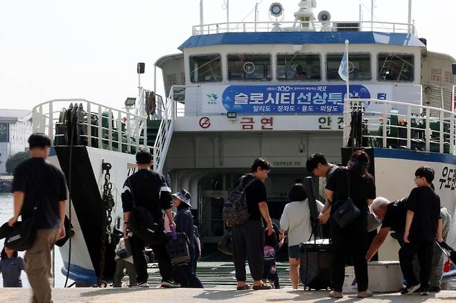 추석 연휴를 하루 앞둔 23일 오전 전남광주 목포시 항동 목포연안여객선터미널에서 귀성객들이 고향 섬으로 향하는 여객선에 탑승하고 있다. 2026.9.23 연합뉴스