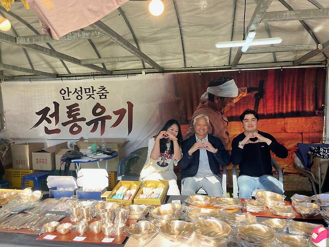 전통유기 구매하는 외국 대사관 관계자들 : 사진 제공 = 안성시