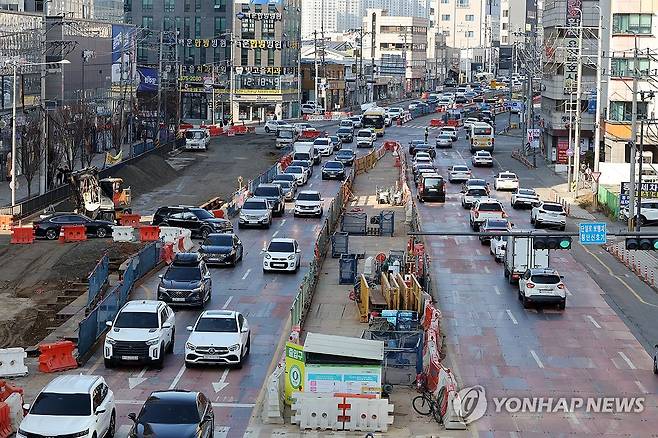 광주 도시철도 2호선 공사장 (광주=연합뉴스) 조남수 기자 = 지하차도 건설이 동시 진행되는 광주 남구 백운광장 주변 광주도시철도 2호선 공사 구간 도로가 통제돼 있다. 2025.12.15 iso64@yna.co.kr