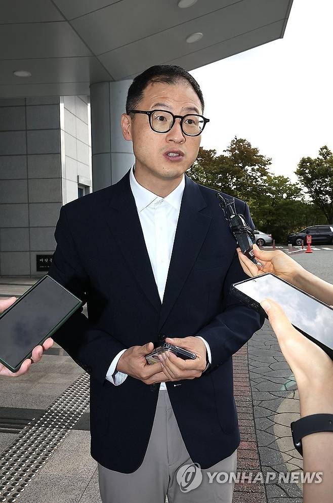 경찰 출석한 김상욱 울산시장 (울산=연합뉴스) 장지현 기자 = 해외 성매매 의혹 및 공직선거법 위반 혐의 등으로 경찰 수사를 받는 김상욱 울산시장이 4일 울산경찰청에 출석하며 취재진 질문에 답하고 있다. 2026.10.4 jjang23@yna.co.kr