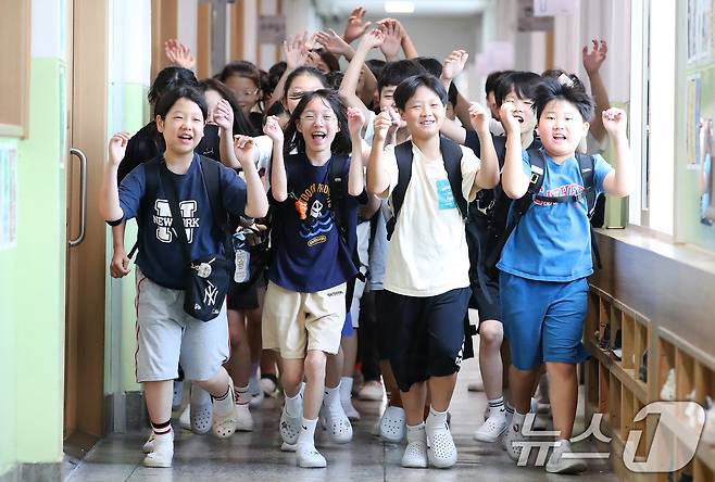 대구 지역에 오전부터 폭염이 시작된 22일 서구 내당동 대구경운초등학교에 방학식을 마친 5학년 학생들이 환호성을 지르며 교실을 나서고 있다. 2026.7.22 ⓒ 뉴스1 공정식 기자