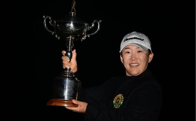 신지애가 4일 일본 효고현 다카라즈카GC에서 열린 JLPGA투어 메이저대회 일본 여자오픈 선수권대회에서 3차 연장 끝에 우승해 통산 30승과 영구시드, 커리어 그랜드슬램을 한 번에 달성한 뒤 트로피를 들고 포즈를 취하고 있다. 사진 | JLPGA