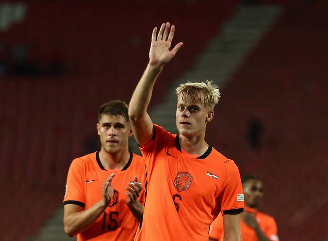 Soccer Football - Nations League - Group A2 - Serbia v Netherlands - Stadion Rajko Mitic, Belgrade, Serbia - September 27, 2026 Netherlands' Jan Paul van Hecke celebrates after the match with Micky van de Ven REUTERS/Marko Djurica
<저작권자(c) 연합뉴스, 무단 전재-재배포, AI 학습 및 활용 금지>