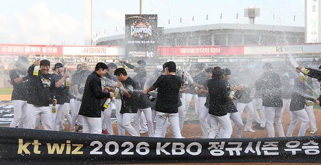 5일 오후 경기 수원시 장안구 KT위즈파크에서 열린 ‘2026 신한 SOL 뱅크 KBO리그’ 롯데 자이언츠와 KT 위즈의 경기 종료 후 KT 선수들이 기쁨을 나누고 있다. 2026.10.5 뉴스1
