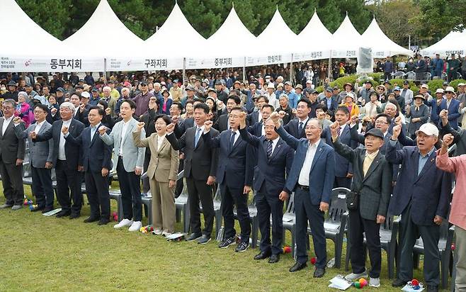 4일 제주4·3평화교육센터 일대에서 열린 제14회 제주4·3 유족 한마음대회에서 유족과 도민들이 4·3의 정의로운 해결과 희생자 명예회복을 염원하며 함께 구호를 외치고 있다. 이날 행사에는 유족과 도민 등 2000여명이 참석했다. 사진=제주특별자치도